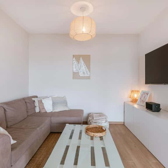 Coastal apartment w/ kitchen & workspace - Image 1