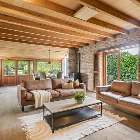 Cozy 3BR home w/ backyard & parking - Image 1