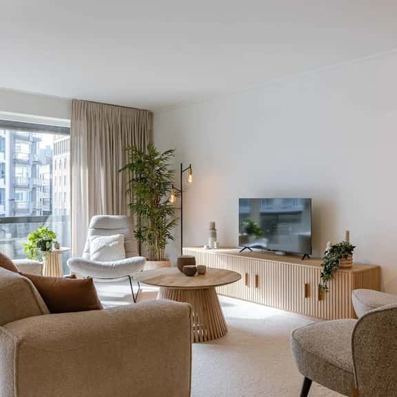 Beachside Apartment w/ Private Parking & Balcony - Image 1