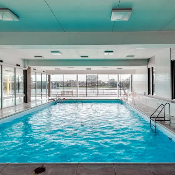 Waterfront retreat w/ pool & balcony - Image 1