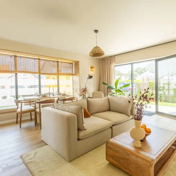 Bright apartment near beach w/ backyard - Image 1