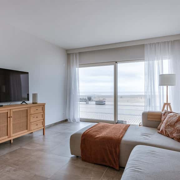 Seaside apartment w/ garden views & BBQ - Image 1