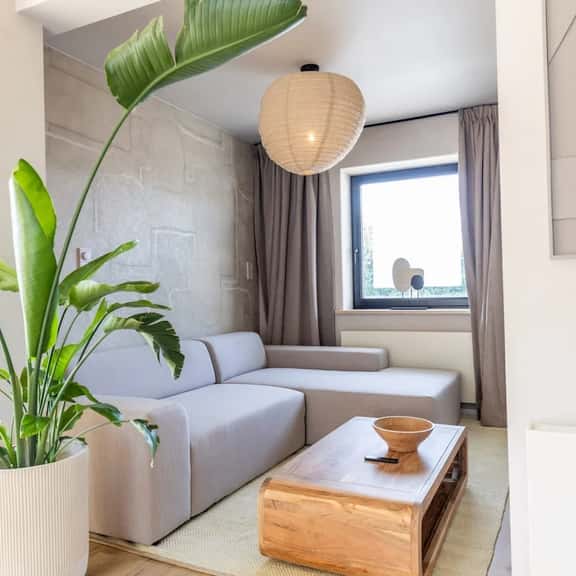 Cozy apartment w/ balcony & workspace - Image 1