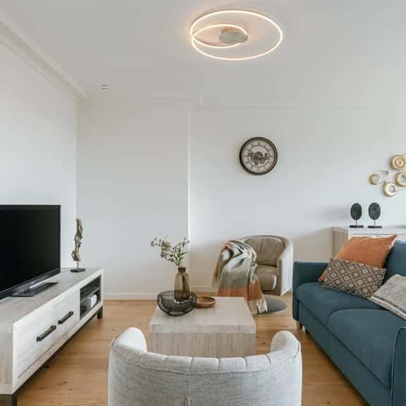 Bright 2BR retreat w/ kitchen & workspace - Image 1