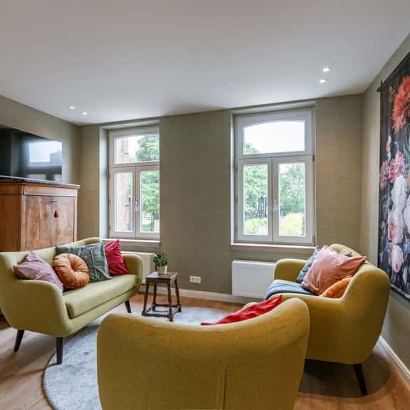 Charming retreat w/ workspace & TV - Image 1