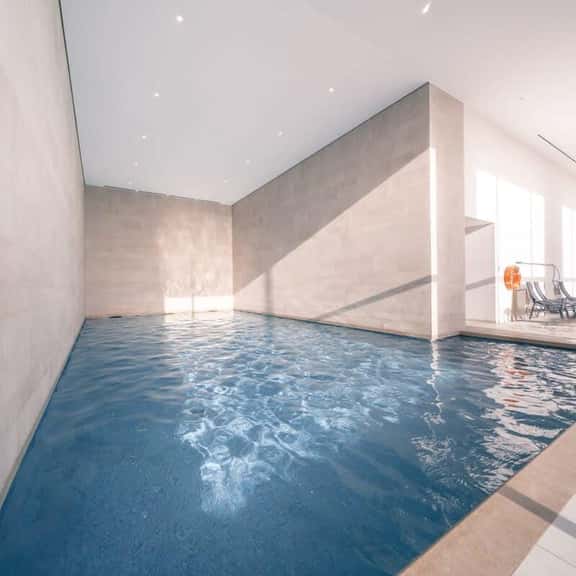 Beachside apartment w/ pool & gym access - Image 1