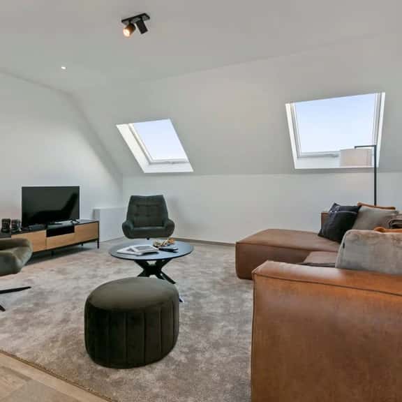 Cozy 3BR apartment w/ kitchen & balcony - Image 1