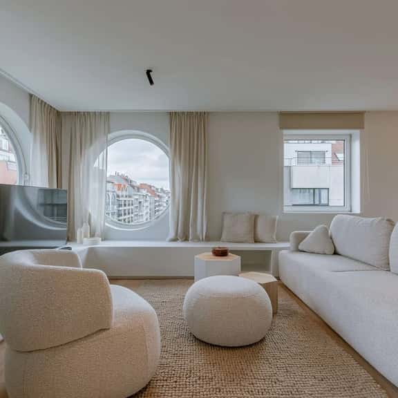Waterfront apartment w/ beach access & balcony - Image 1