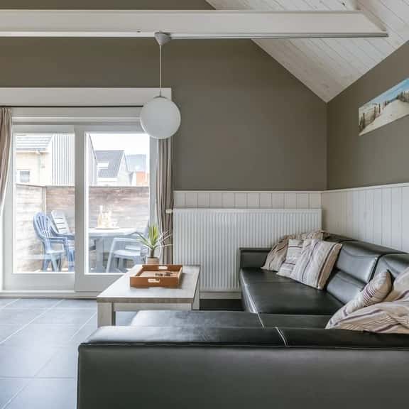 Coastal hideaway w/ full kitchen & terrace - Image 1