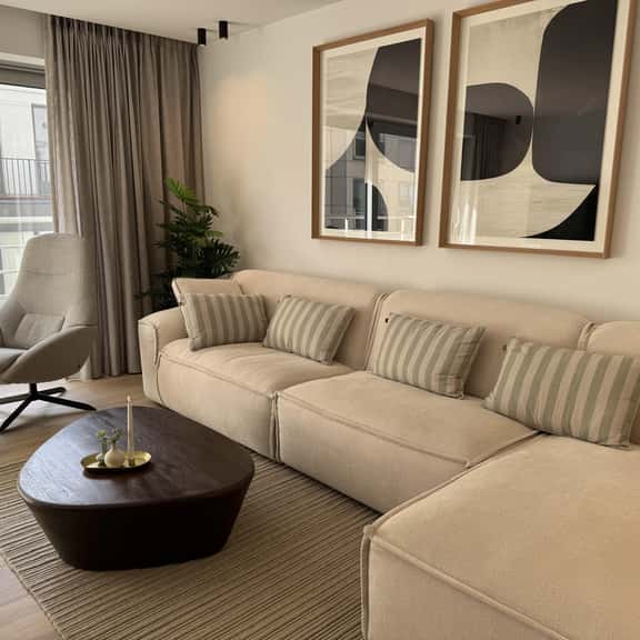 Waterfront apartment w/ beach access & balcony - Image 1