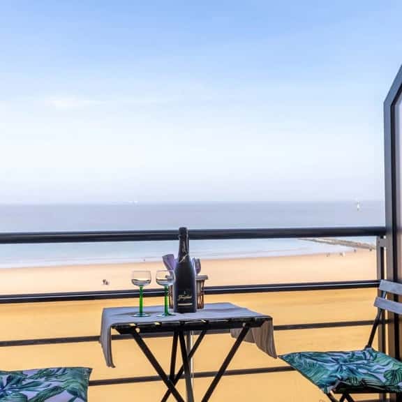 Waterfront studio w/ beach access & balcony - Image 1