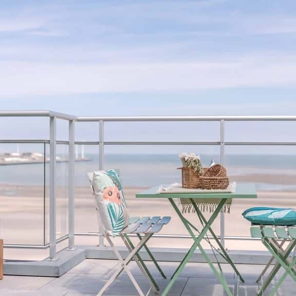 Seafront retreat w/ two terraces - Image 1