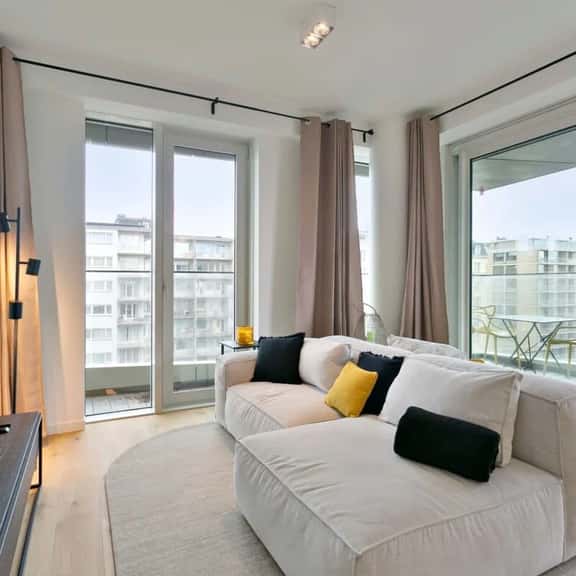 Bright coastal retreat w/ kitchen & parking - Image 1
