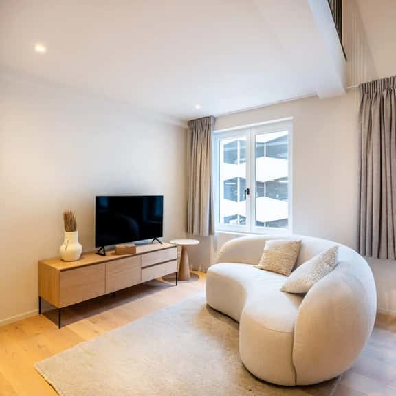 Light-filled duplex w/ workspace & TV - Image 1