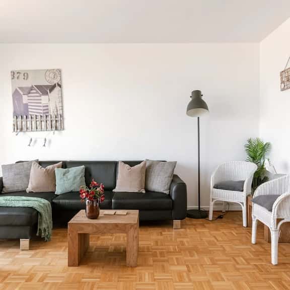 Waterfront retreat w/ workspace & TV - Image 1