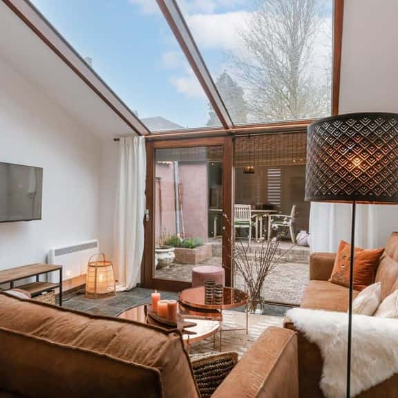 2-min to Markt: Central Townhouse w/ Courtyard - Image 1