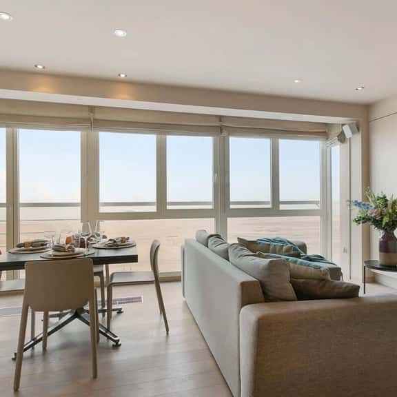 Seafront apt w/ open sea views, steps to beach - Image 1