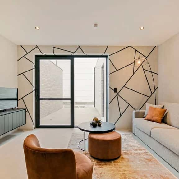 Stylish apartment w/ backyard & private entrance - Image 1