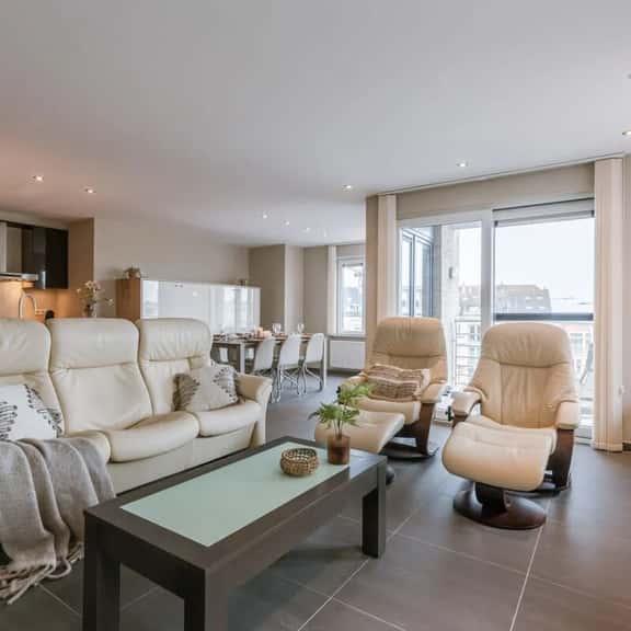 Coastal retreat w/ terrace & skyline view - Image 1