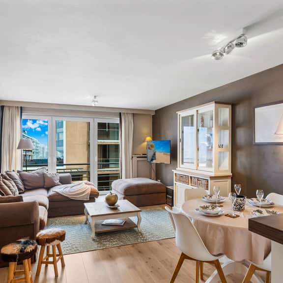Stylish renovated 2-bedroom apartment in with garage - Image 1