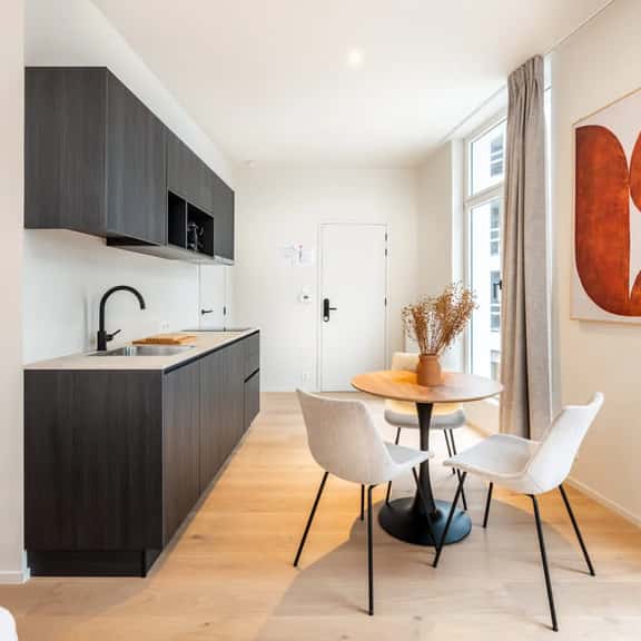 Cozy studio w/ workspace - Image 1