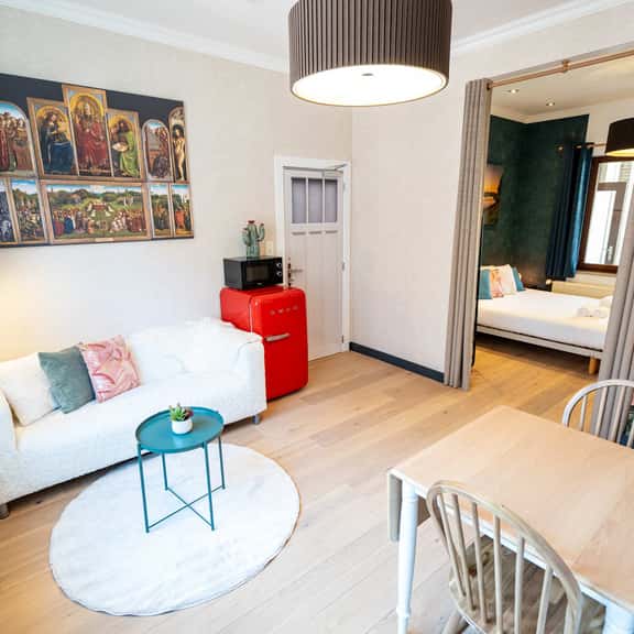 Cozy 1BR stay w/ backyard & balcony - Image 1