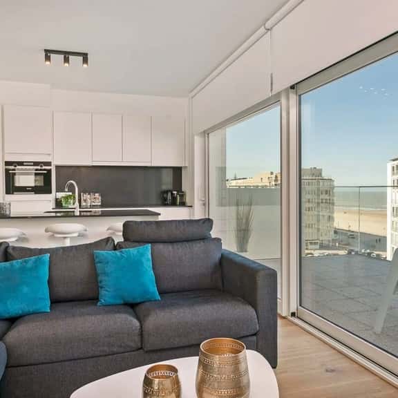 Bright apartment w/ terraces & beach essentials - Image 1
