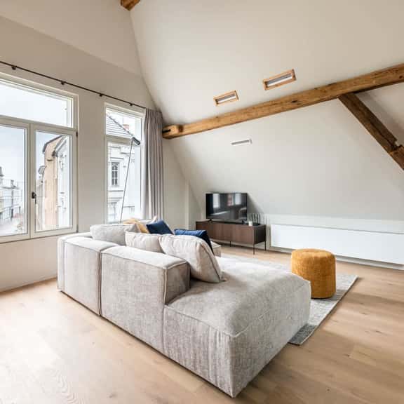 Bright loft w/ beams & mezzanine - Image 1