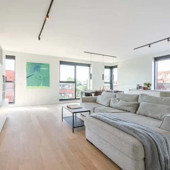 Bright 2BR apartment w/ balcony & private entrance - Image 1