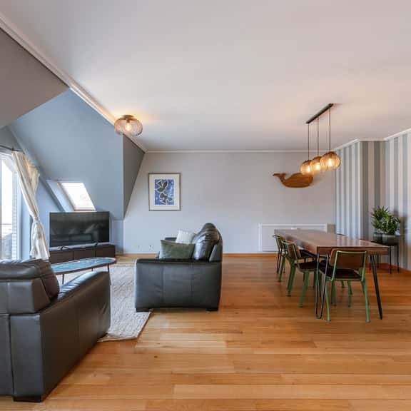 3BR coastal retreat w/ parking & balcony - Image 1