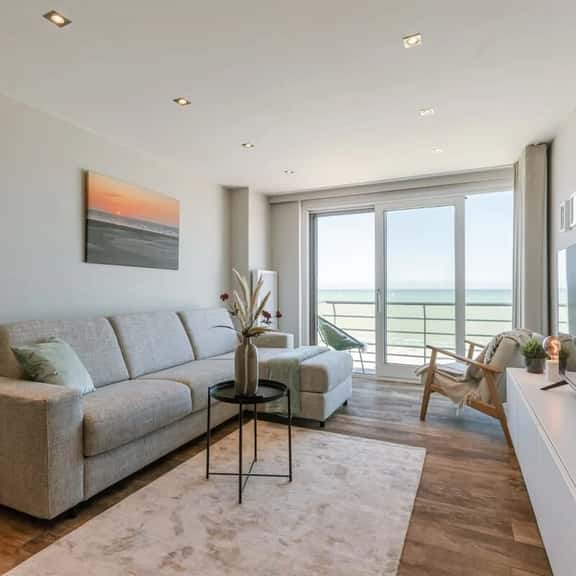 Waterfront apartment w/ balcony & elevator - Image 1