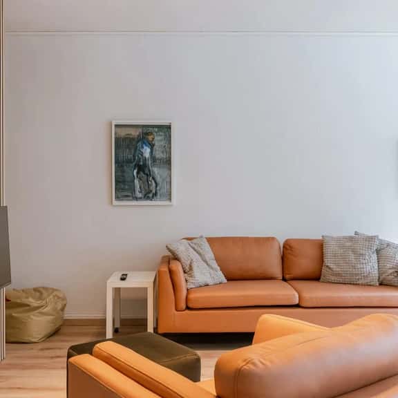 Cozy apartment w/ patio & workspace - Image 1