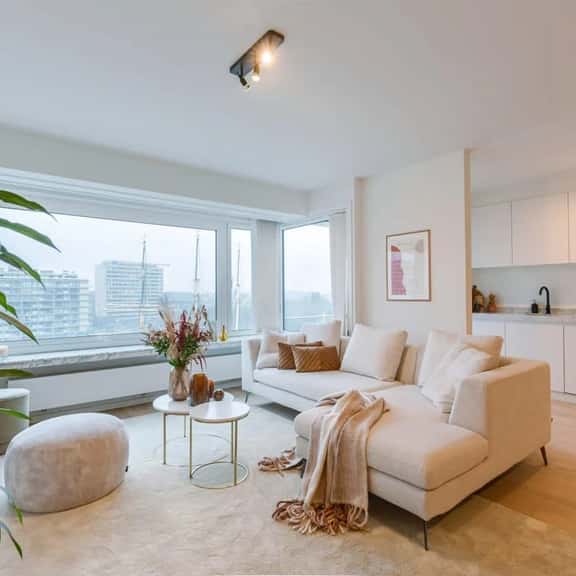 Waterfront apartment w/ balcony & elevator - Image 1