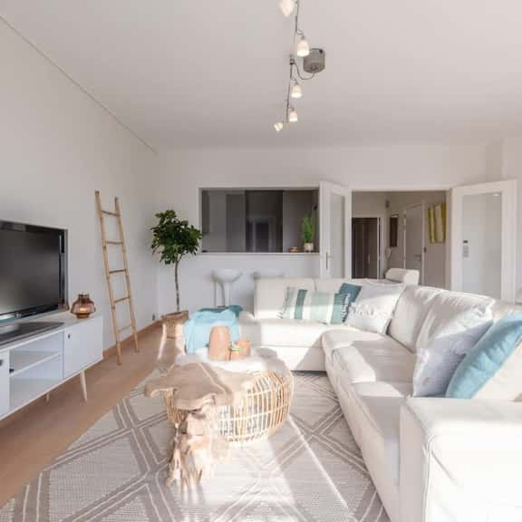 Modern apartment w/ sea view & balcony - Image 1
