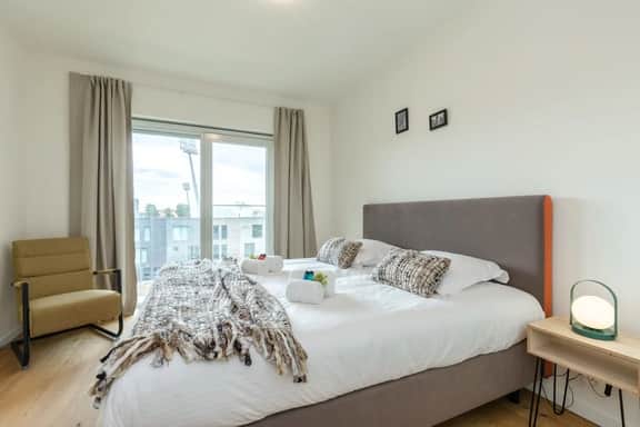 Charming 2BR apartment w/ kitchen & workspace - Image 3