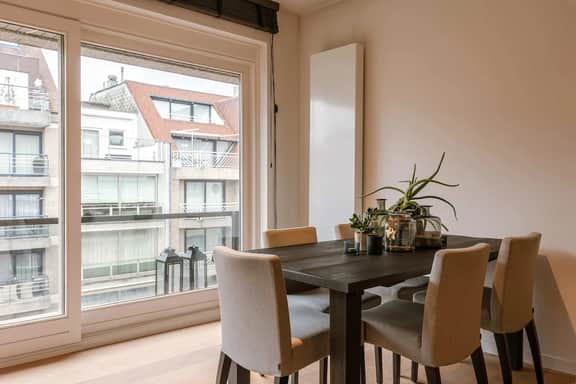 Beachfront Gem w/ Balcony & Family Friendly in - Image 5