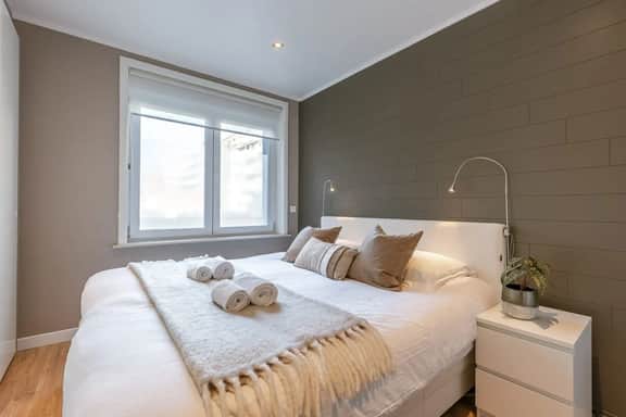 Waterfront retreat w/ beach access & balcony - Image 3