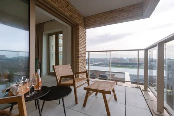 Coastal apartment w/ balcony & parking - Image 5