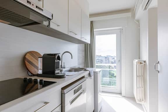 Art Deco apartment w/ skyline view - Image 4