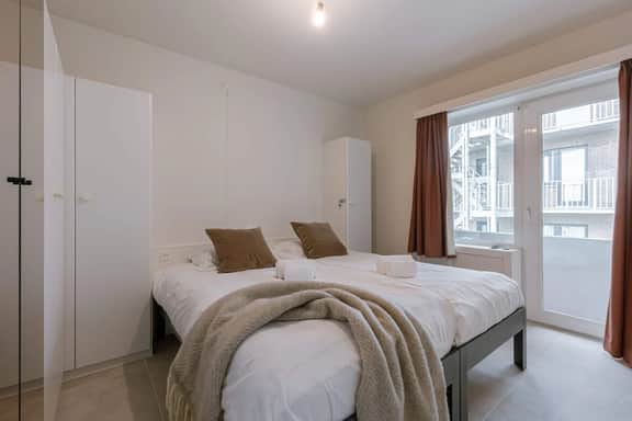 Art Deco apartment w/ skyline view - Image 3