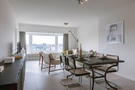 Art Deco apartment w/ skyline view - Image 2