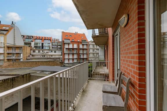 Beach-access apt w/ terrace & city skyline views - Image 5
