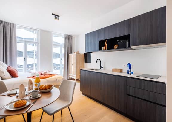 Bright studio retreat w/ workspace - Image 2
