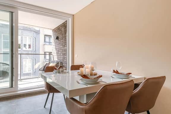 2BR apartment w/ workspace & TV - Image 5