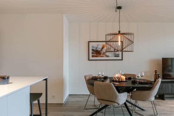 Waterfront apartment w/ balcony & parking - Image 2
