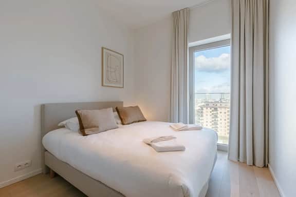 9th-floor apartment w/ terrace & scenic views - Image 3