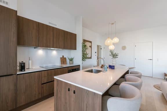 9th-floor apartment w/ terrace & scenic views - Image 5