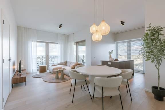 9th-floor apartment w/ terrace & scenic views - Image 2