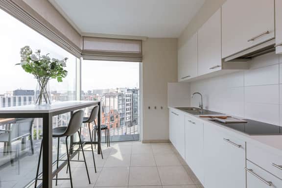 Cozy 2BR apartment w/ workspace & TV - Image 2
