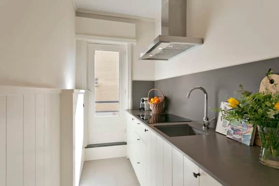 Cozy apartment w/ balcony & parking - Image 4